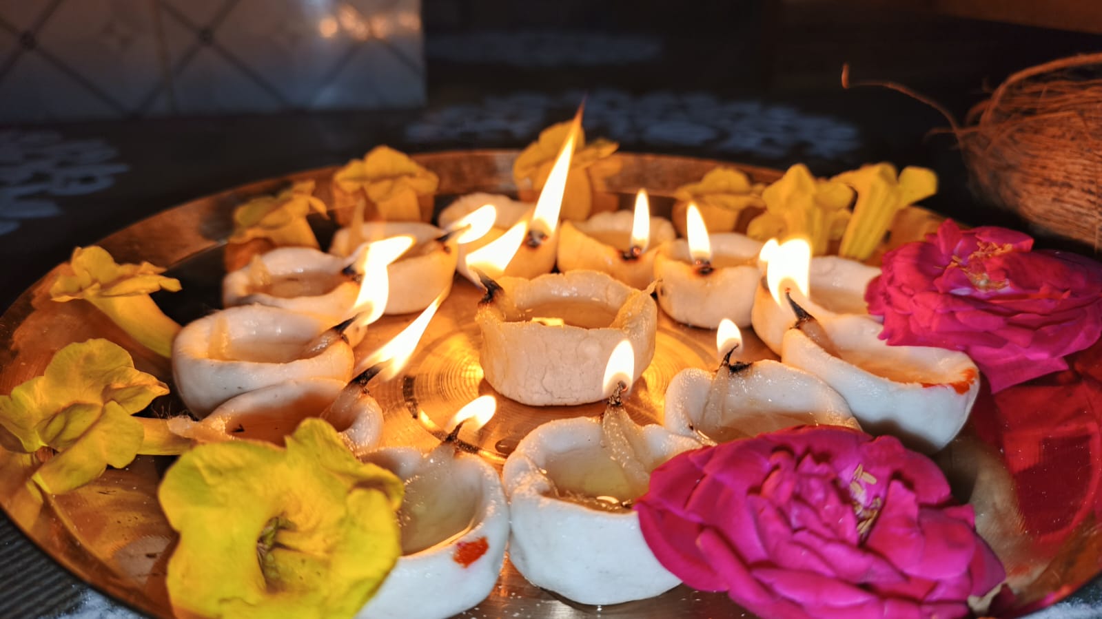 घरों के सामने दीप भी जलाए गए। घरों के सामने दीप भी जलाए गए।