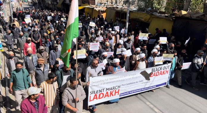 लएबी और केडीए का संयुक्त रूप से आहूत मौन मार्च विफल, मोबाइल इंटरनेट बंद लएबी और केडीए का संयुक्त रूप से आहूत मौन मार्च विफल, मोबाइल इंटरनेट बंद