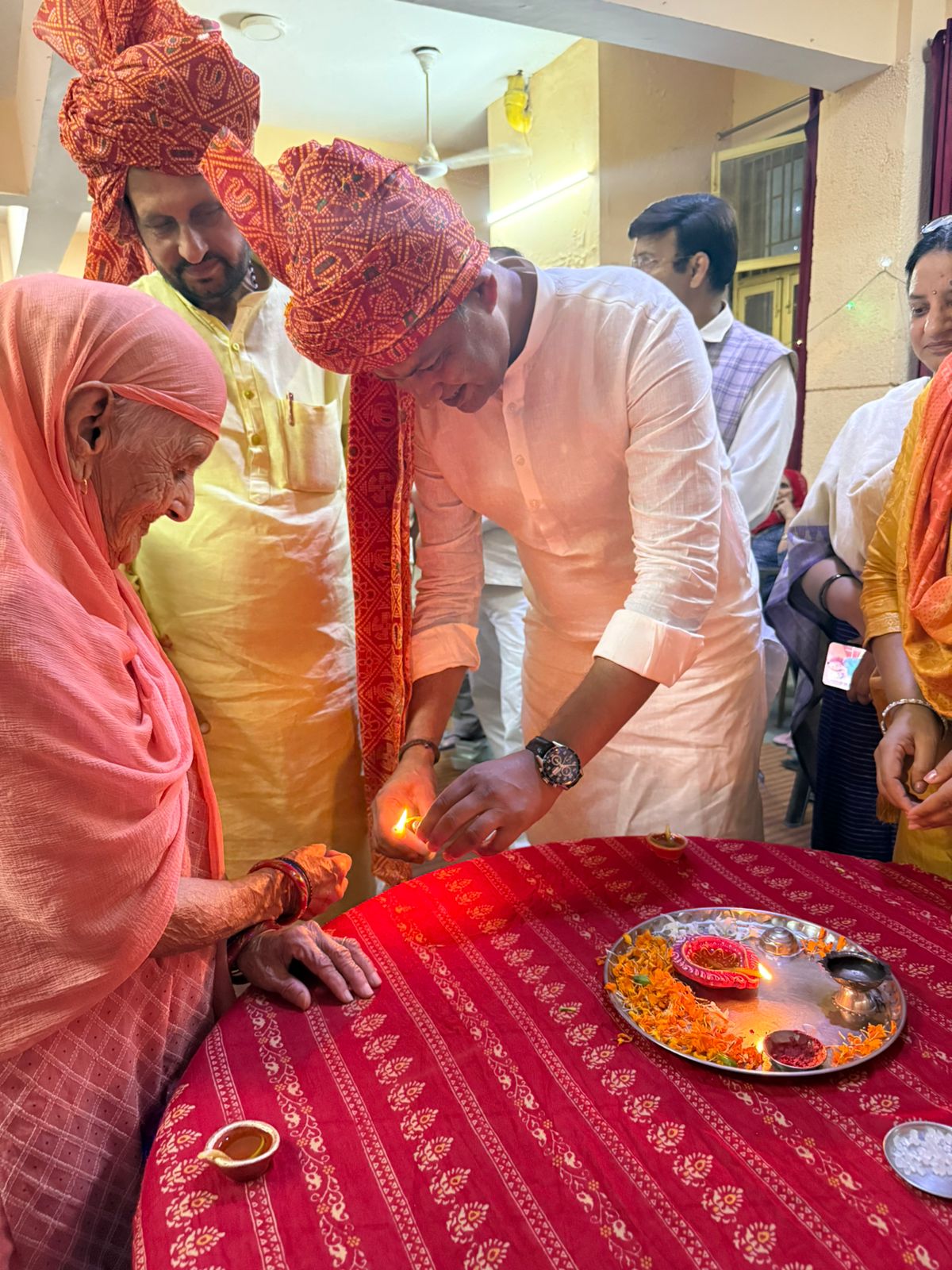 बिंदापुर स्थित ओल्ड एज होम में रह रहे बुजुर्गों के साथ शनिवार को दिपावली मनाते मंत्री रविंद्र इंद्राज बिंदापुर स्थित ओल्ड एज होम में रह रहे बुजुर्गों के साथ शनिवार को दिपावली मनाते मंत्री रविंद्र इंद्राज