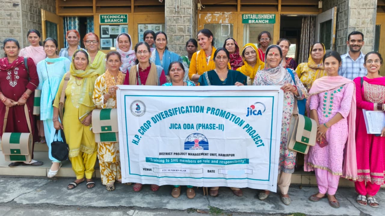 कृषक प्रशिक्षण केंद्र कार्यक्रम के तहत प्रशिक्षण प्राप्त करने वाले समूह। कृषक प्रशिक्षण केंद्र कार्यक्रम के तहत प्रशिक्षण प्राप्त करने वाले समूह।