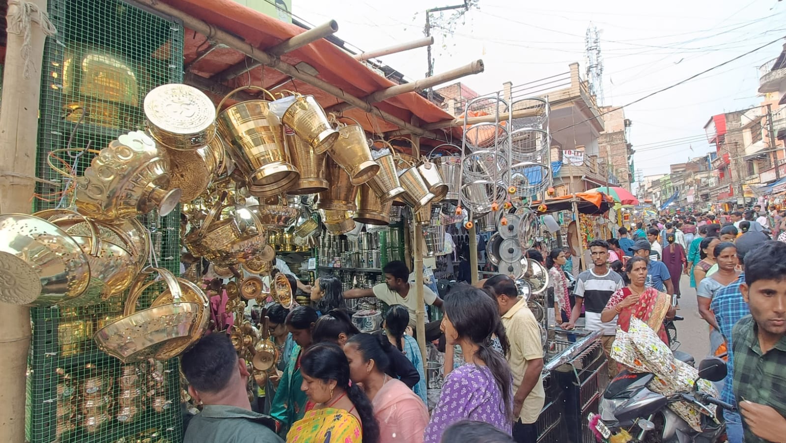 खरीदारी करने उमड़ी लोगों की भीड़ खरीदारी करने उमड़ी लोगों की भीड़