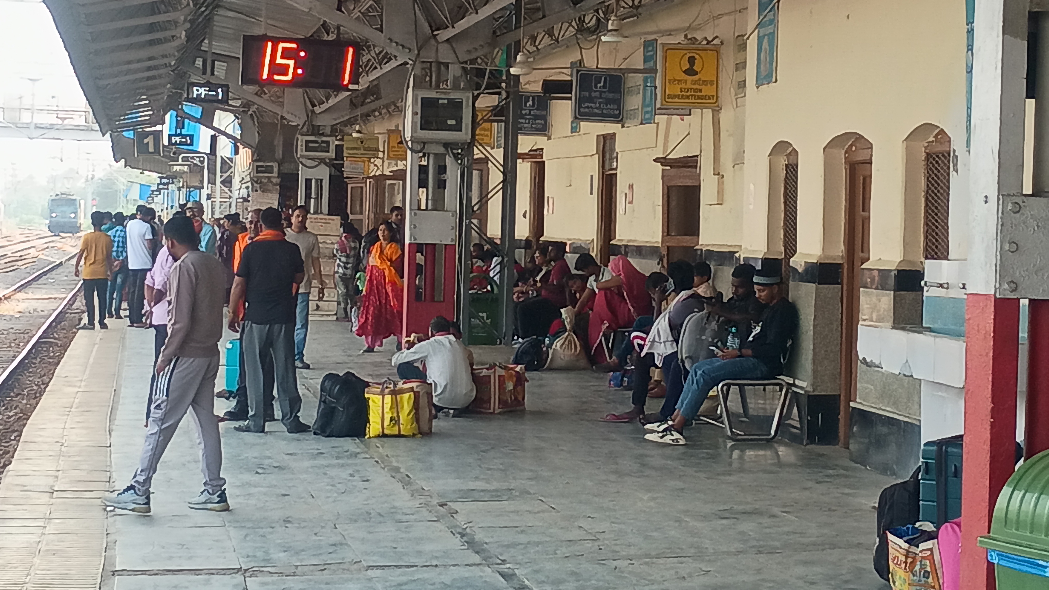 स्टेशन पर बैठे यात्री अपने ट्रेन की प्रतिक्षा में स्टेशन पर बैठे यात्री अपने ट्रेन की प्रतिक्षा में