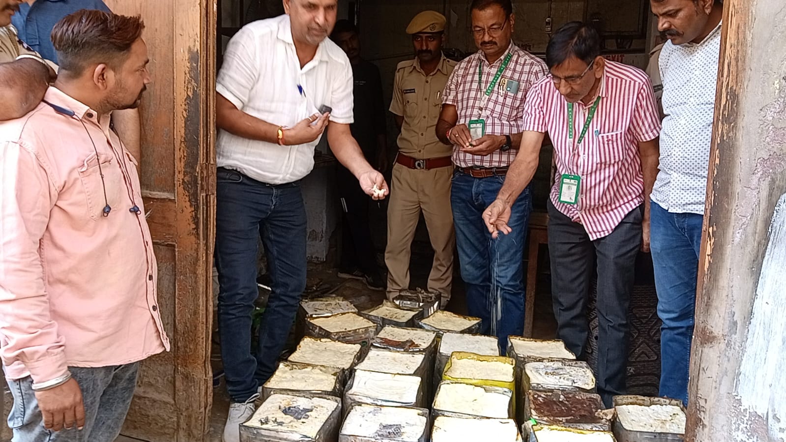 बीकानेर में 600 किलोग्राम दूषित मावा एवं 230 किलोग्राम दूषित मिठाई नष्ट करवाई बीकानेर में 600 किलोग्राम दूषित मावा एवं 230 किलोग्राम दूषित मिठाई नष्ट करवाई