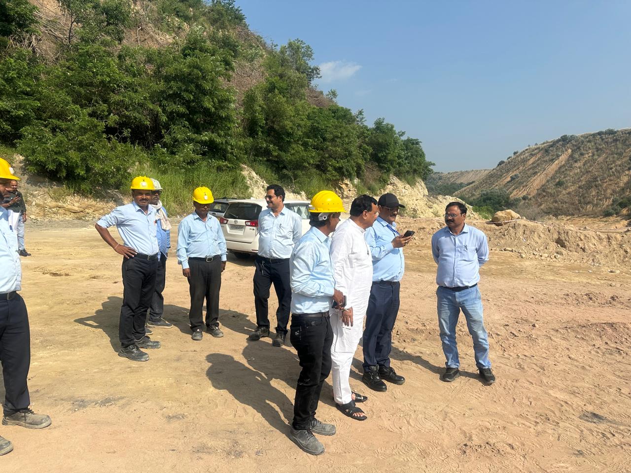 घटना स्थरल का निरीक्षण करते का कोल इंडिया मानकीकरण समिति के सदस्य हरिद्वार सिंह घटना स्थरल का निरीक्षण करते का कोल इंडिया मानकीकरण समिति के सदस्य हरिद्वार सिंह