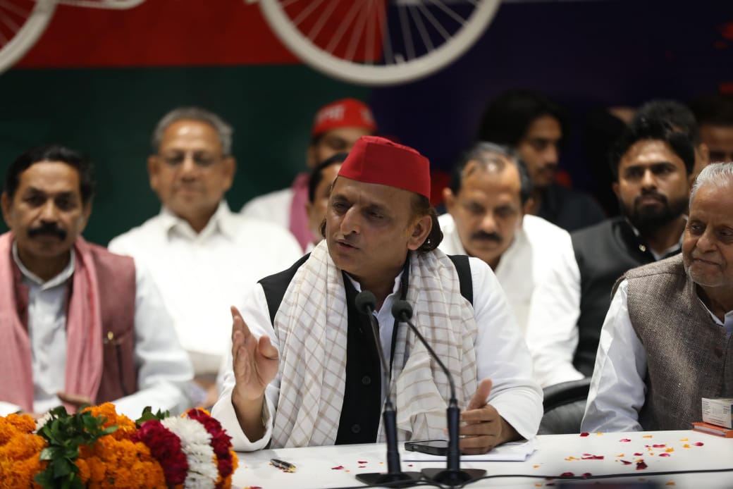 सपा अध्यक्ष अखिलेश यादव पत्रकारों से बात करते हुए। सपा अध्यक्ष अखिलेश यादव पत्रकारों से बात करते हुए।