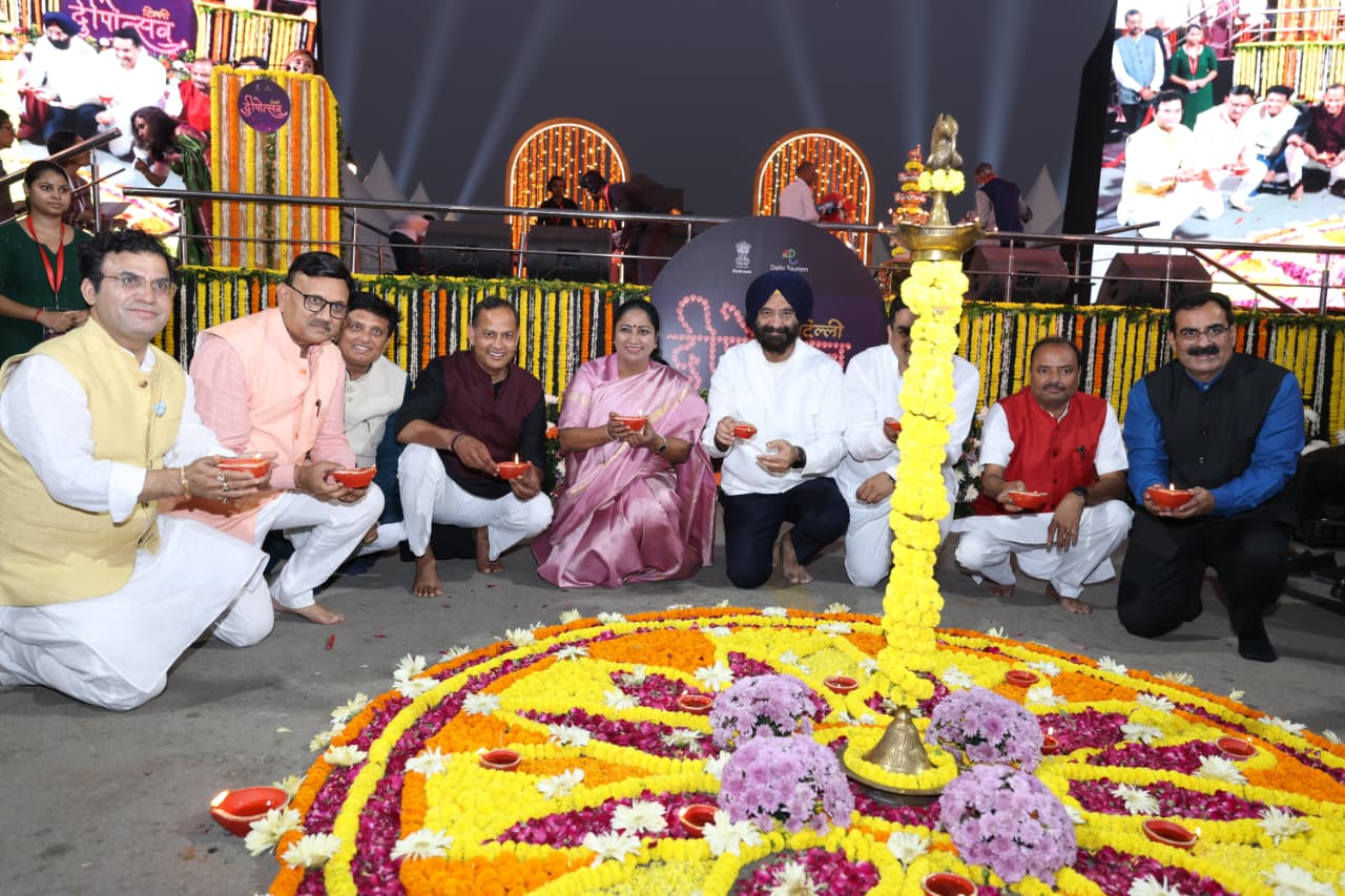 कर्तव्य पथ पर दीपावली उत्सव के दौरान मुख्यमंत्री रेखा गुप्ता अपने मंत्रियों के साथ दीप प्रज्ज्वलित करतीं कर्तव्य पथ पर दीपावली उत्सव के दौरान मुख्यमंत्री रेखा गुप्ता अपने मंत्रियों के साथ दीप प्रज्ज्वलित करतीं