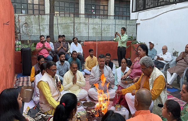राजपुर रोड स्थित विश्व संवाद केंद्र में शनिवार को दीपावली मिलन कार्यक्रम। राजपुर रोड स्थित विश्व संवाद केंद्र में शनिवार को दीपावली मिलन कार्यक्रम।