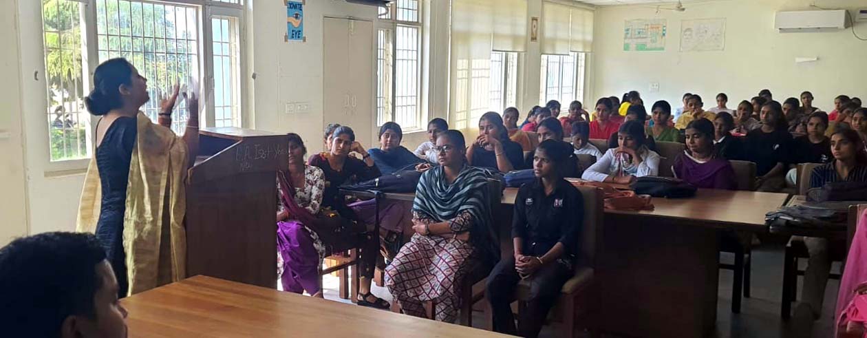 कार्यक्रम को संबोधित करते प्राचार्या रेखा सलूजा। कार्यक्रम को संबोधित करते प्राचार्या रेखा सलूजा।