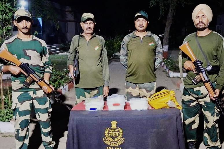 बीएसएफ द्वारा बरामद हेराेइन बीएसएफ द्वारा बरामद हेराेइन