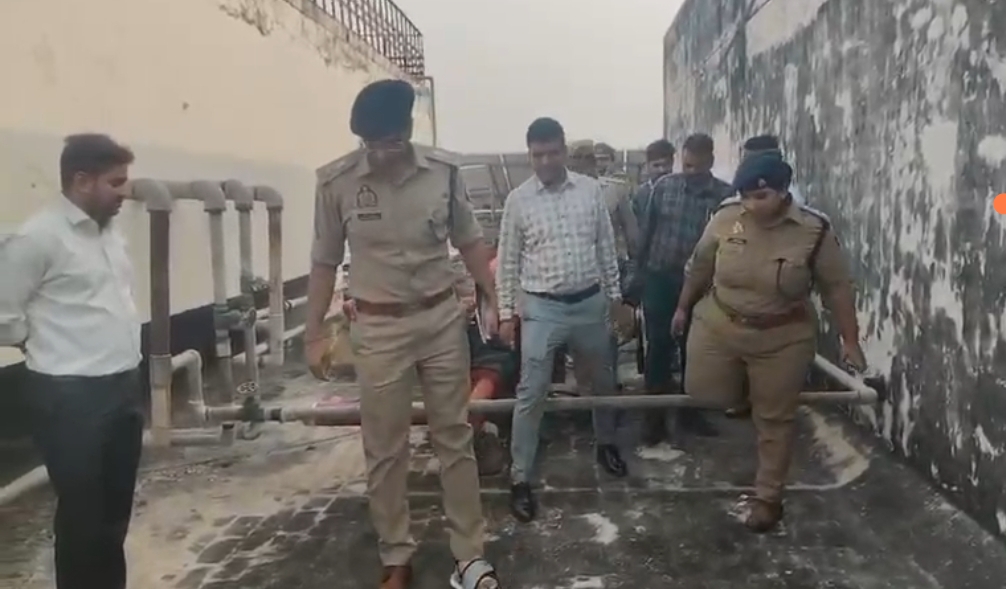 घटनास्थल का जायजा लेते पुलिस उपायुक्त पूर्वी सत्यजीत गुप्ता व अन्य का छायाचित्र घटनास्थल का जायजा लेते पुलिस उपायुक्त पूर्वी सत्यजीत गुप्ता व अन्य का छायाचित्र