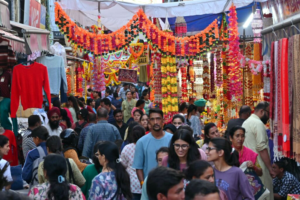 सरोवरनगरी नैनीताल में धनतेरस पर बाजार की रौनक। सरोवरनगरी नैनीताल में धनतेरस पर बाजार की रौनक।