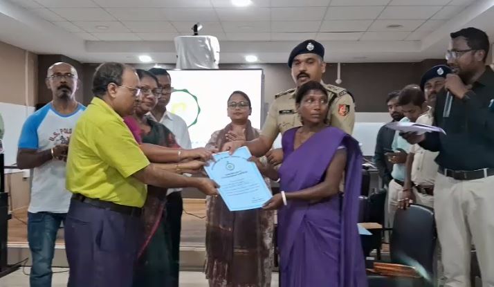 बाढ़ पीड़ितों की मदद करने वालों को सम्मानित करते जिलाधिकारी शमा परवीन और अन्य अधिकारी बाढ़ पीड़ितों की मदद करने वालों को सम्मानित करते जिलाधिकारी शमा परवीन और अन्य अधिकारी