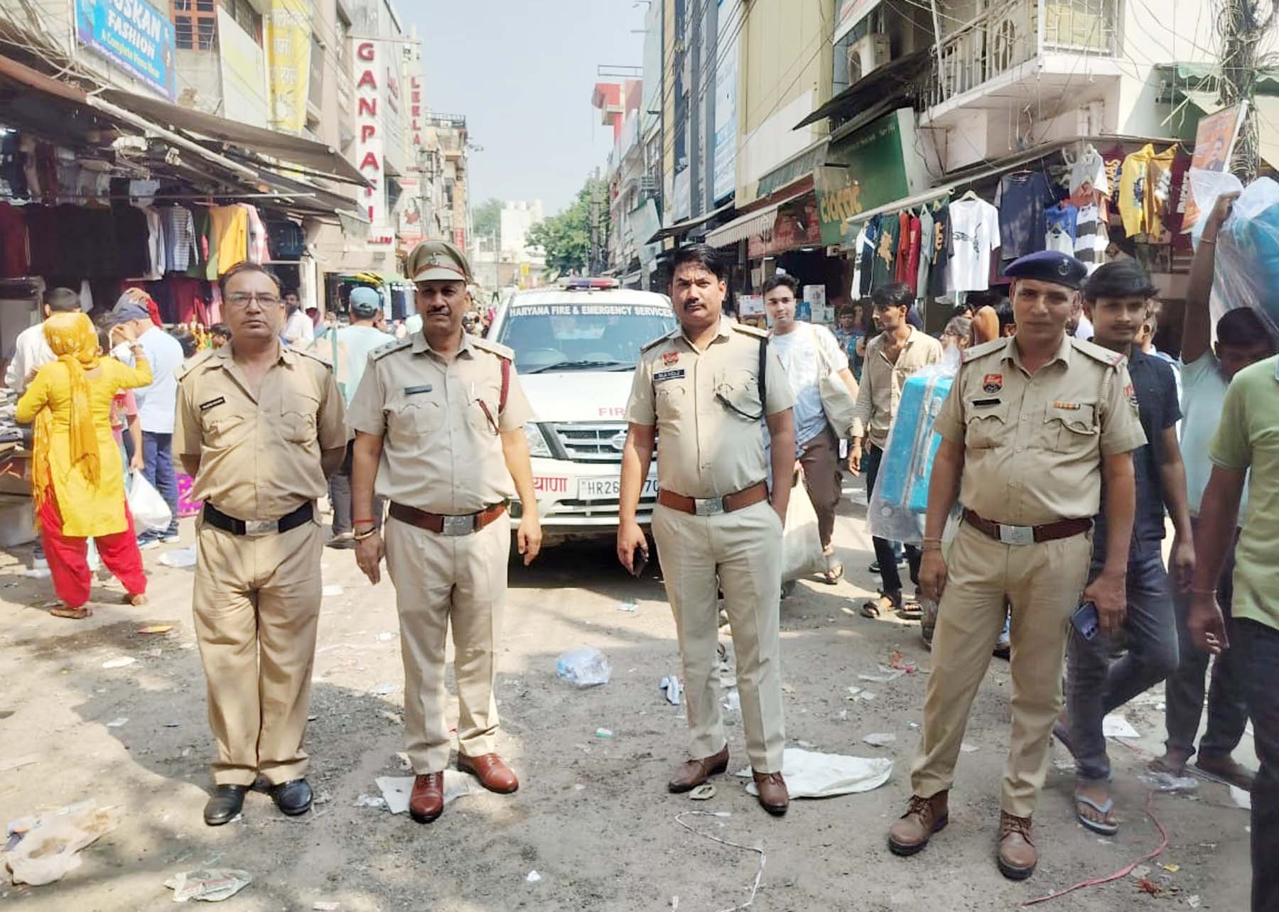 गुरुग्राम के सदर बाजार में मार्च करते पुलिस व दमकल विभाग के अधिकारी एवं कर्मचारी। गुरुग्राम के सदर बाजार में मार्च करते पुलिस व दमकल विभाग के अधिकारी एवं कर्मचारी।