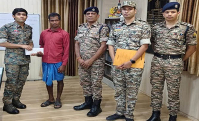 1 लाख के ईनामी नक्सली पिलसाय ने किया आत्मसमर्पण 1 लाख के ईनामी नक्सली पिलसाय ने किया आत्मसमर्पण
