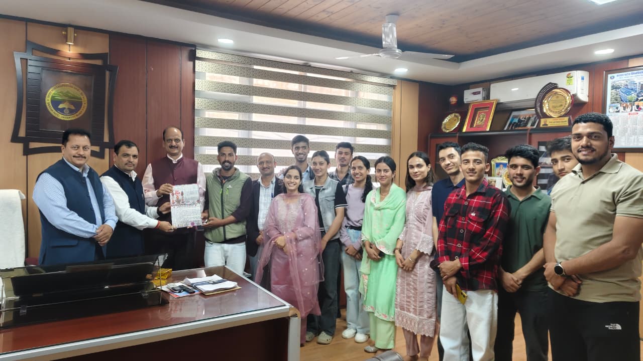 सरदार पटेल विवि के छात्रों के साथ कुलपति।