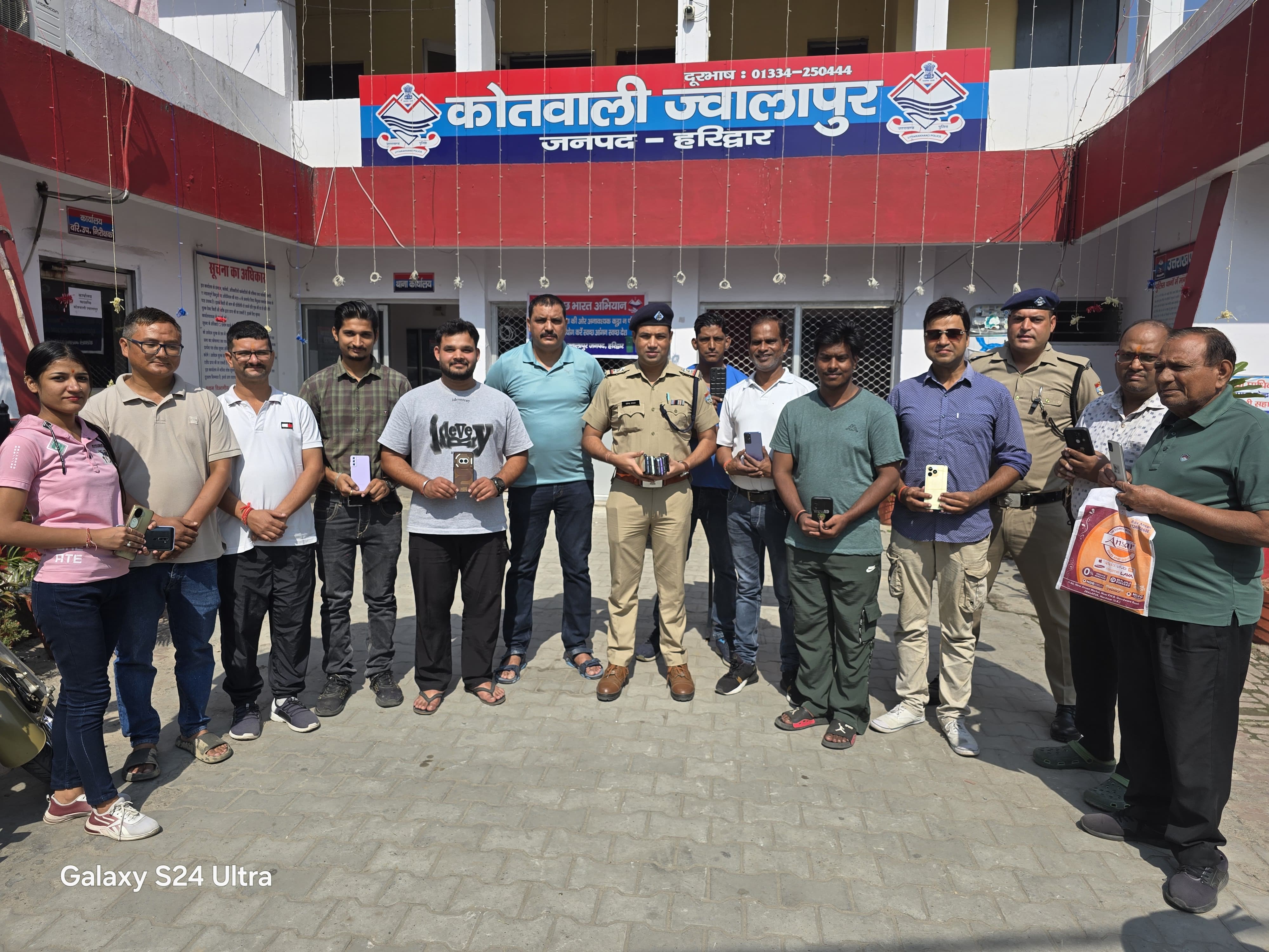 खोए फोन वापस देते हुए खोए फोन वापस देते हुए