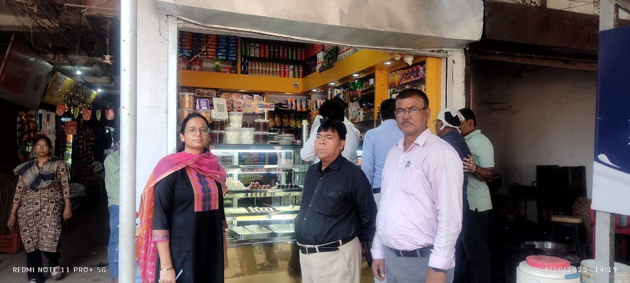 जांच करते अधिकारी जांच करते अधिकारी