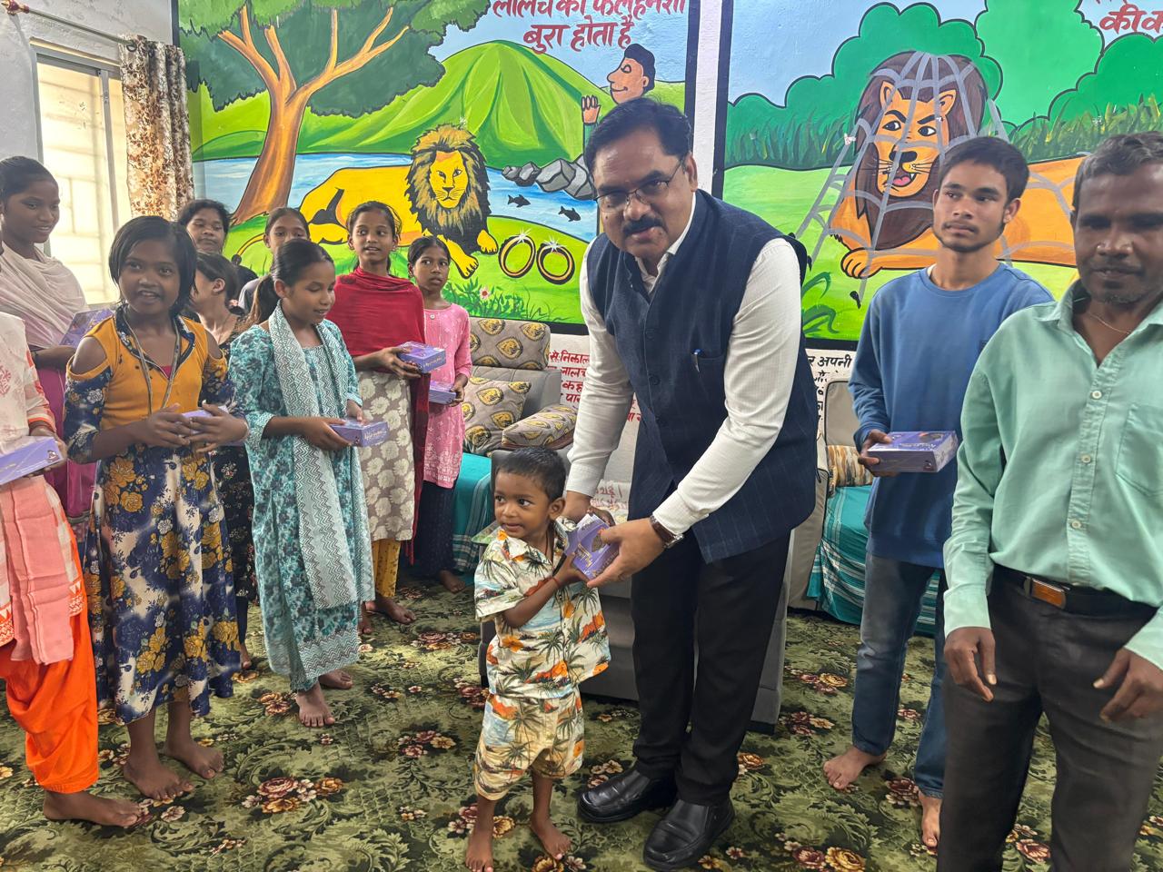 बच्‍चों के बीच मिठाईयां वितर‍ित करते डीडीसी समेत अन्‍य