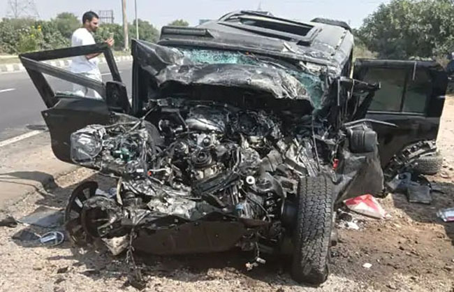 हादसे के बाद क्षतिग्रस्त थार। हादसे के बाद क्षतिग्रस्त थार।