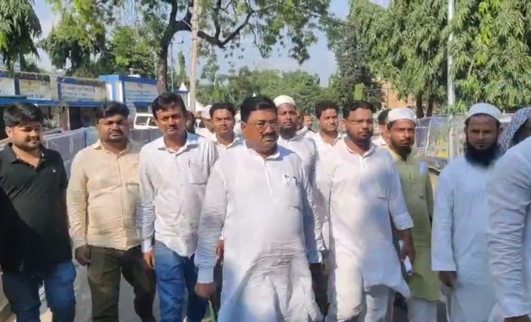 अररिया फोटो:मुर्शीद आलम समर्थकों के साथ अररिया फोटो:मुर्शीद आलम समर्थकों के साथ
