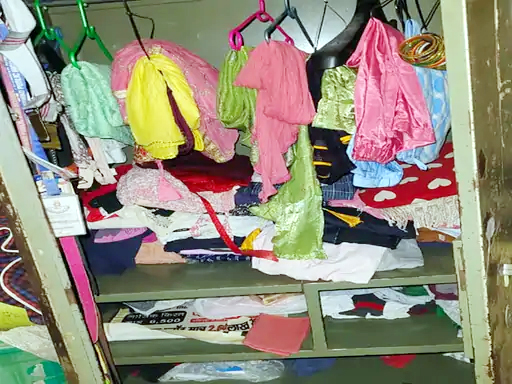 चोर की वारदात के बाद खुली पड़ी अलमारी। चोर की वारदात के बाद खुली पड़ी अलमारी।