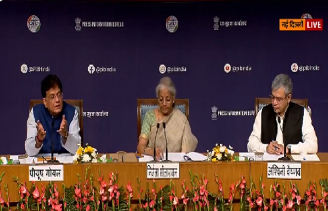 प्रेस कांफ्रेंस को संबोधित करते वित्त मंत्री, वाणिज्य मत्री और आईटी मंत्री प्रेस कांफ्रेंस को संबोधित करते वित्त मंत्री, वाणिज्य मत्री और आईटी मंत्री