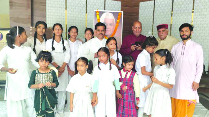 श्रद्धांजलि अर्पित करते हुए श्रद्धांजलि अर्पित करते हुए