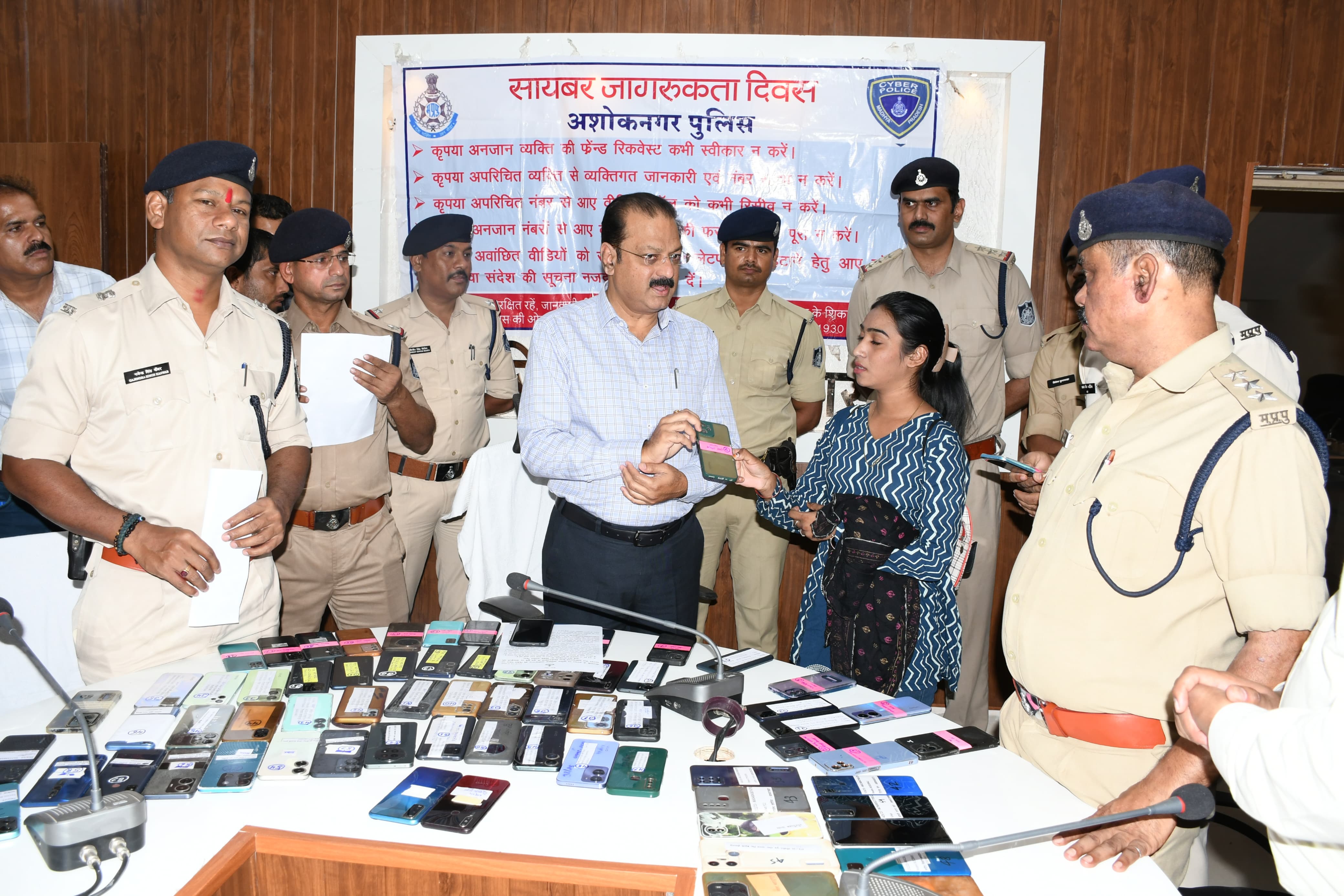 धनतेरस पर अशोकनगर पुलिस का उपहार, गुम हुए सात लाख रुपये के मोबाइल वितरित धनतेरस पर अशोकनगर पुलिस का उपहार, गुम हुए सात लाख रुपये के मोबाइल वितरित