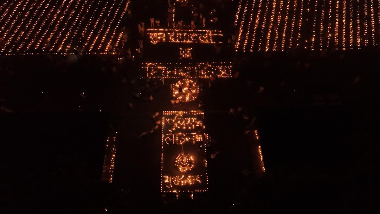 पुलिस लाइन में डेढ़ लाख दीप जलाकर, पाकिस्तान को मुंहतोड़ जवाब देने वाले सेना के जवानों को किया नमन पुलिस लाइन में डेढ़ लाख दीप जलाकर, पाकिस्तान को मुंहतोड़ जवाब देने वाले सेना के जवानों को किया नमन
