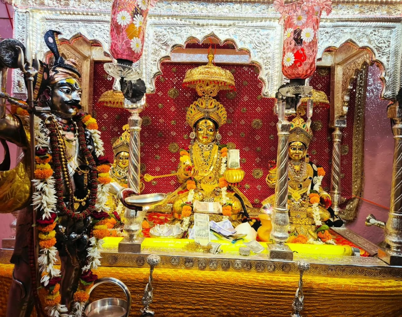 स्वर्णमयी अन्नपूर्णा का दरबार स्वर्णमयी अन्नपूर्णा का दरबार