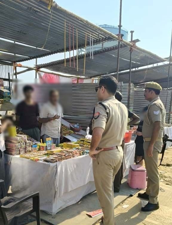मुरादाबाद के पारकर कालेज में आतिशबाजी की दुकानाें का निरीक्षण करते सीओ मुरादाबाद के पारकर कालेज में आतिशबाजी की दुकानाें का निरीक्षण करते सीओ