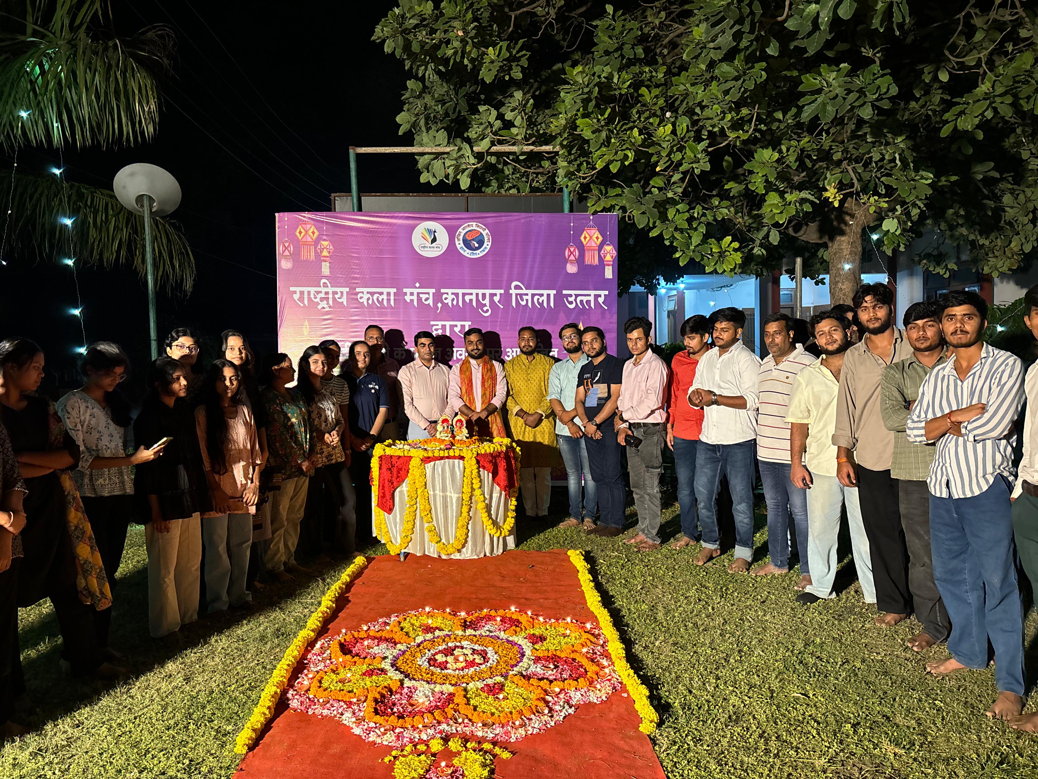 कार्यक्रम के दौरान छात्र-छात्राओं के साथ लिया गया ग्रुप फोटो कार्यक्रम के दौरान छात्र-छात्राओं के साथ लिया गया ग्रुप फोटो