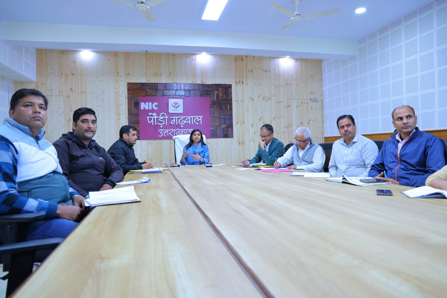 एनआईसी कक्ष में आधार सेवा केदो की समीक्षा बैठक लेती जिलाधिकारी एनआईसी कक्ष में आधार सेवा केदो की समीक्षा बैठक लेती जिलाधिकारी