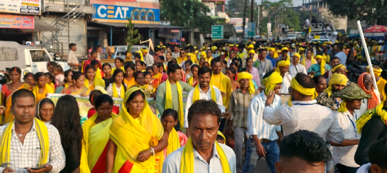 शोभा यात्रा में शामिल लोग शोभा यात्रा में शामिल लोग