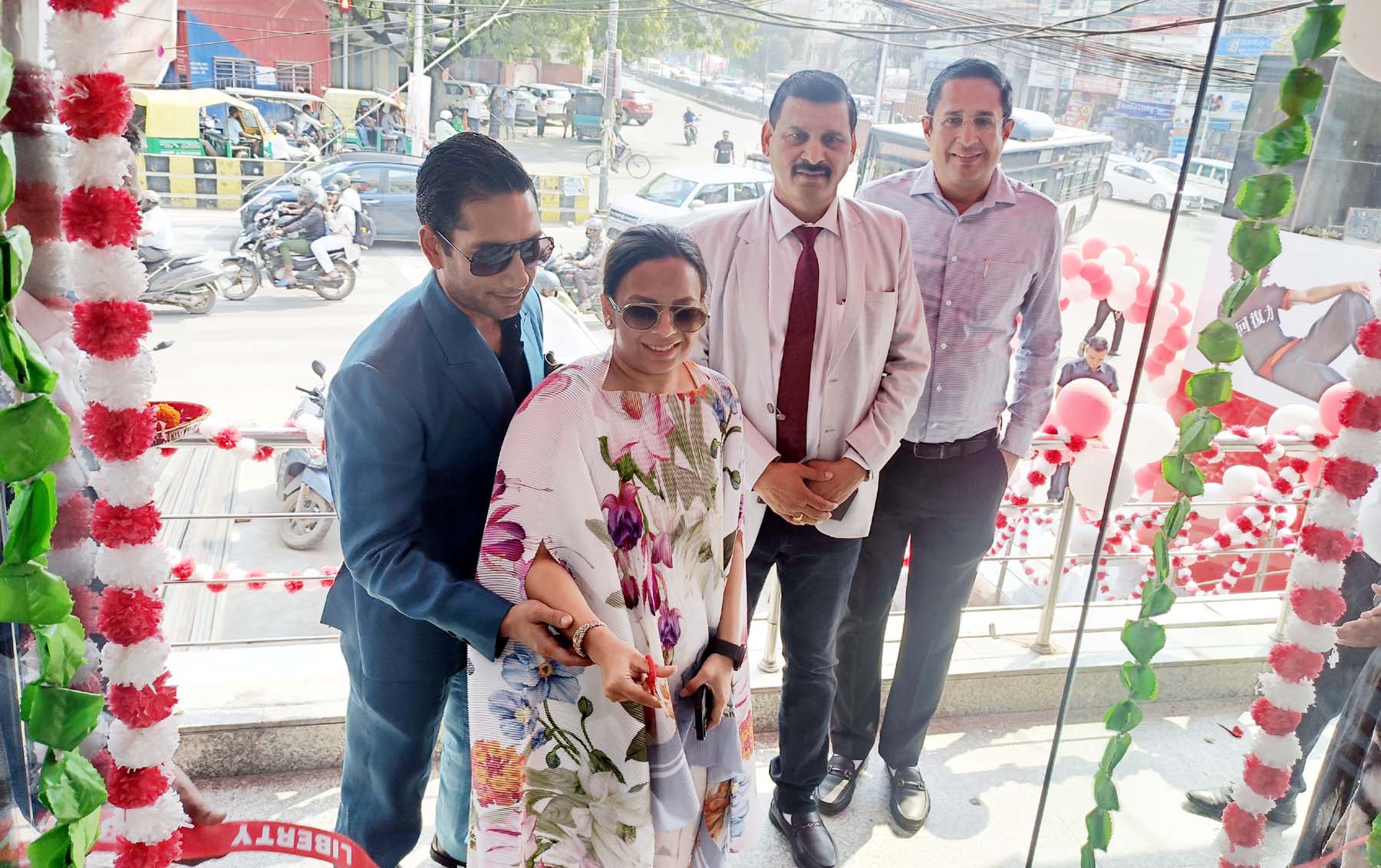 गुरुग्राम के सिविल लाइन स्थित अपना बाजार में लिबर्टी शोरूम का उद्घाटन करते लिबर्टी शूज लिमिटेड के निदेशक रुचिर बंसल। गुरुग्राम के सिविल लाइन स्थित अपना बाजार में लिबर्टी शोरूम का उद्घाटन करते लिबर्टी शूज लिमिटेड के निदेशक रुचिर बंसल।