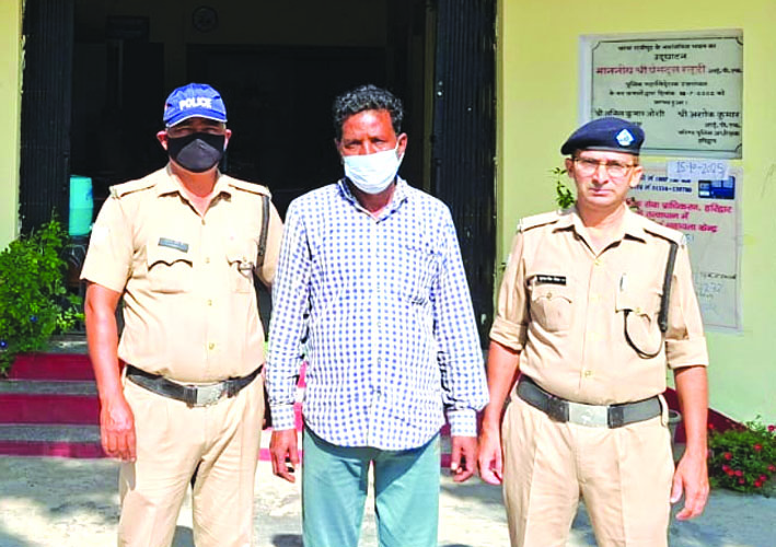 पुलिस गिरफ्त में आरोपित पुलिस गिरफ्त में आरोपित