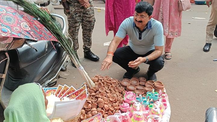 स्वदेशी उत्पादों की खरीदारी स्वदेशी उत्पादों की खरीदारी