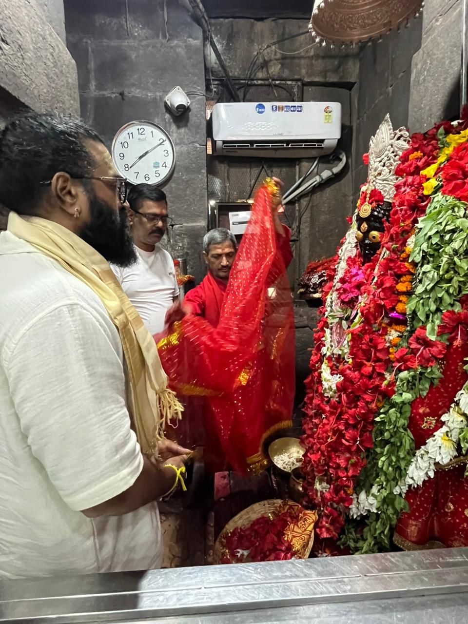 अभिनेता ऋषभ शेट्टी मां मुंडेश्वरी देवी के दरबार में अभिनेता ऋषभ शेट्टी मां मुंडेश्वरी देवी के दरबार में