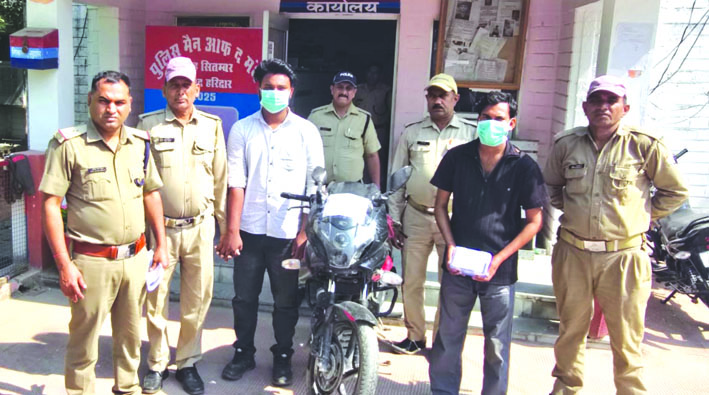 पुलिस गिरफ्त में आरोपित पुलिस गिरफ्त में आरोपित