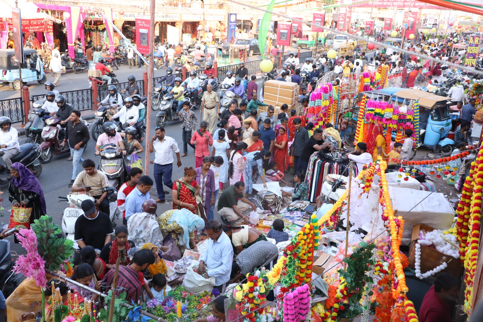 धनतेरस पर जयपुर के बाजार हुए गुलजार धनतेरस पर जयपुर के बाजार हुए गुलजार
