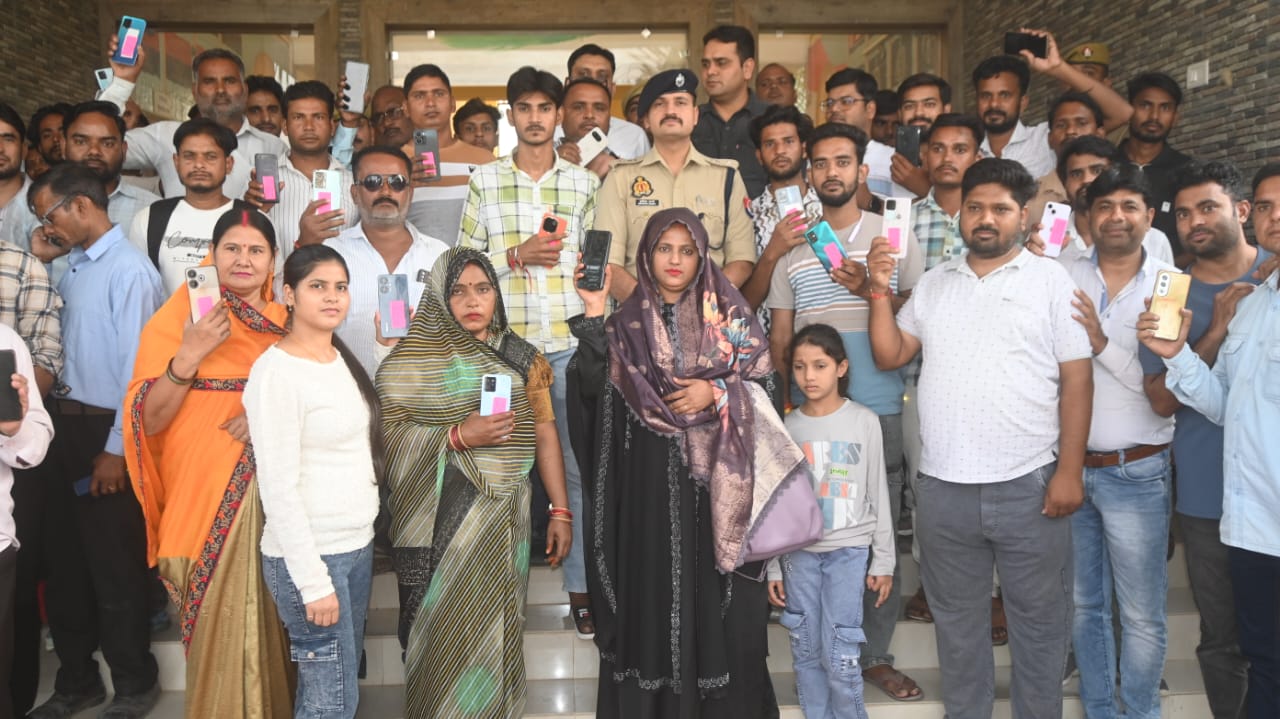 खोए हुए मोबाइल प्रकार लोगों खिल उठे चेहरे खोए हुए मोबाइल प्रकार लोगों खिल उठे चेहरे