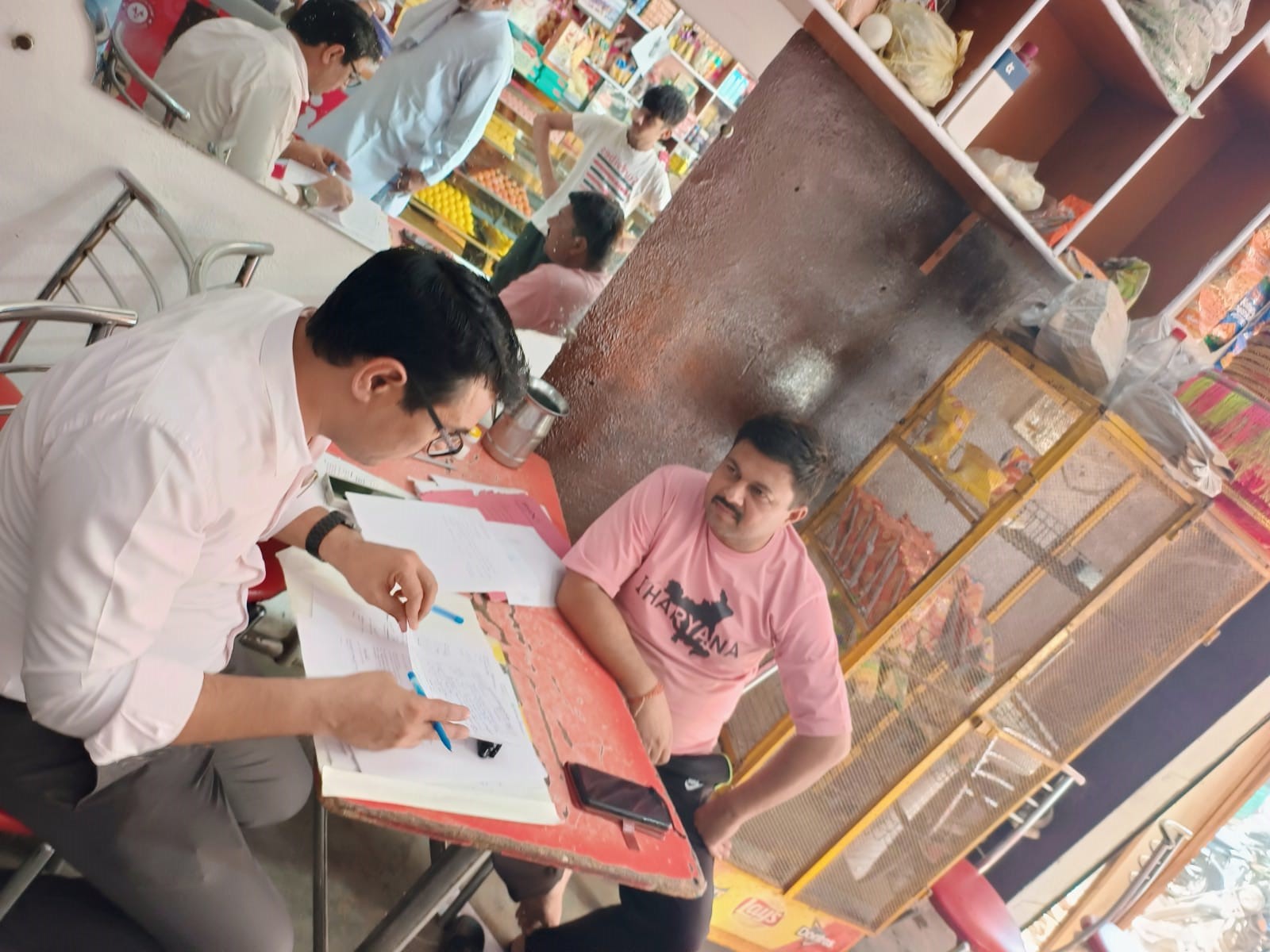 जांच करते हुए टीम सदस्य। जांच करते हुए टीम सदस्य।