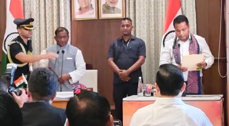 असमः राजभवन में शनिवार को चरण बोडो को मंत्री पद की शपथ दिलाते राज्यपाल लक्ष्मण प्रसाद आचार्य असमः राजभवन में शनिवार को चरण बोडो को मंत्री पद की शपथ दिलाते राज्यपाल लक्ष्मण प्रसाद आचार्य