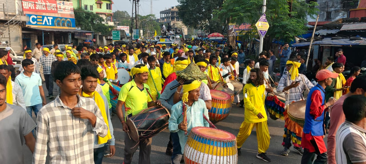 शोभा यात्रा में शामिल लोग शोभा यात्रा में शामिल लोग