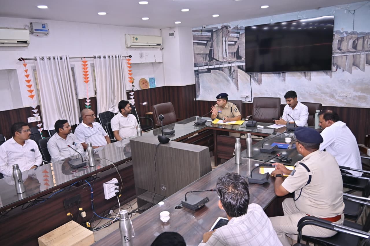 बैठक लेते हुए पुलिस अधिकारी व आरटीओ। बैठक लेते हुए पुलिस अधिकारी व आरटीओ।