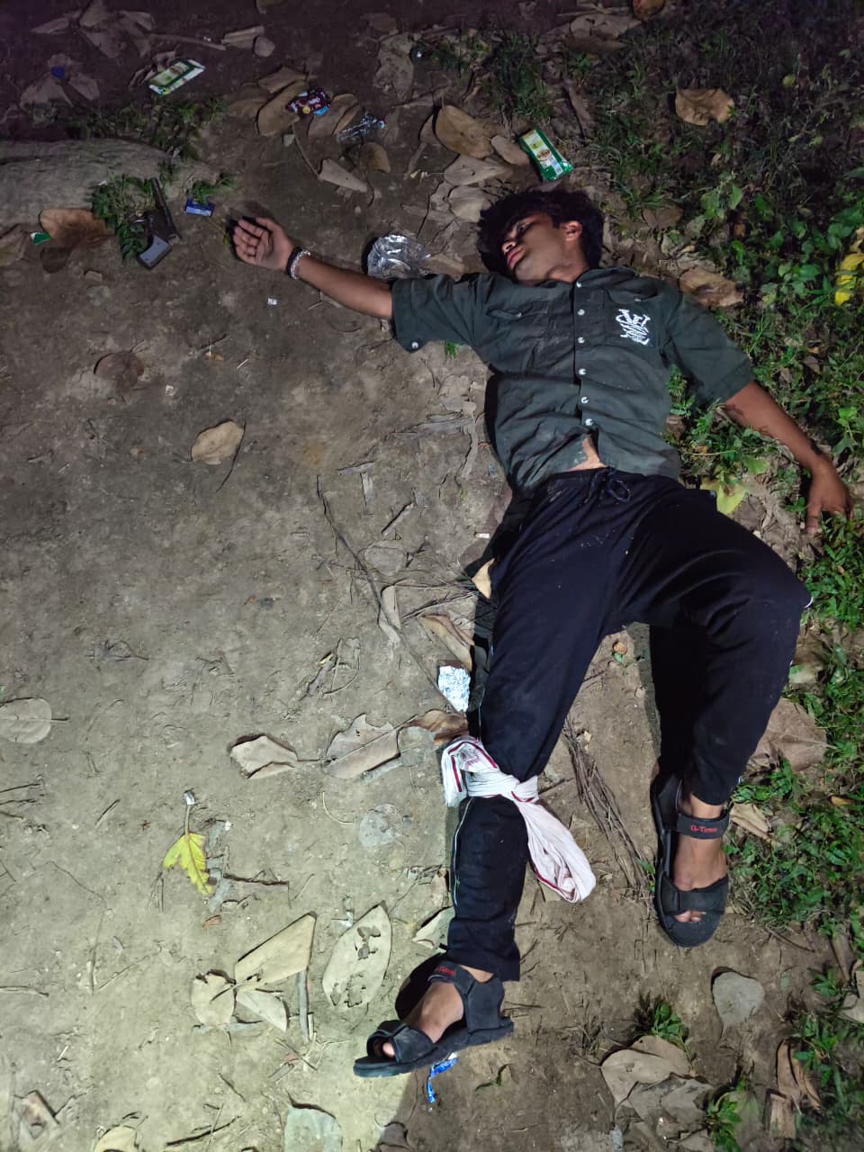 मुठभेड़ में घायल बदमाश और मौके पर पुलिस अफसर मुठभेड़ में घायल बदमाश और मौके पर पुलिस अफसर