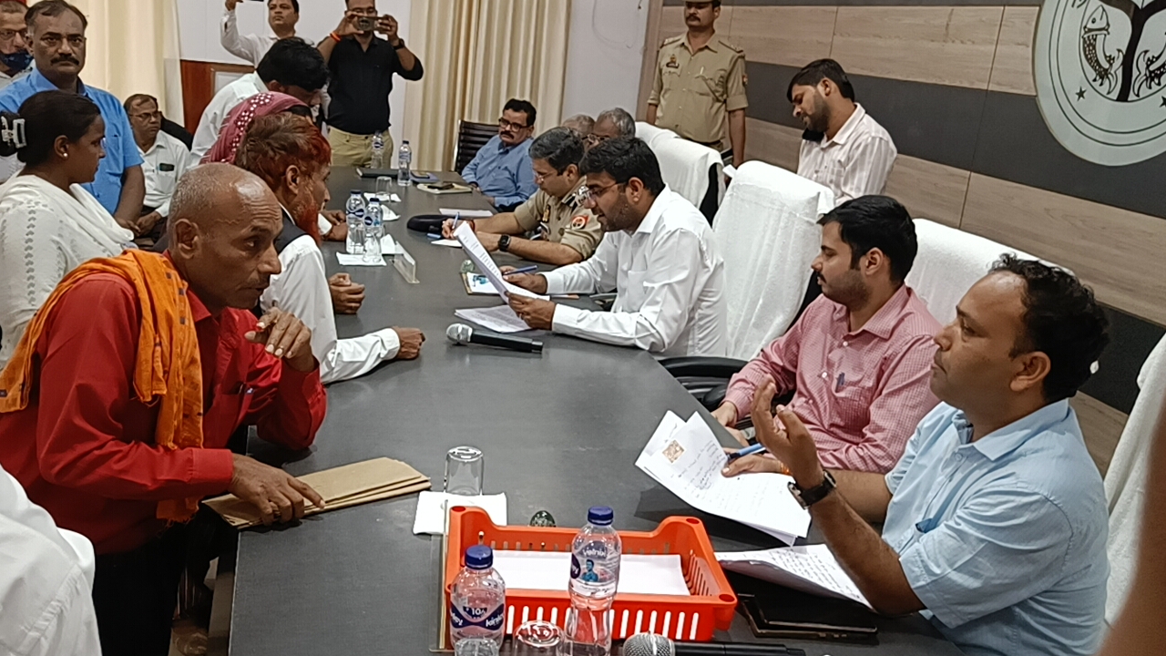 सदर तहसील दिवस में 105 फरियादियों ने रखी अपनी समस्याएं, डीएम ने अधिकारियों को दिए सख्त निर्देश* सदर तहसील दिवस में 105 फरियादियों ने रखी अपनी समस्याएं, डीएम ने अधिकारियों को दिए सख्त निर्देश*