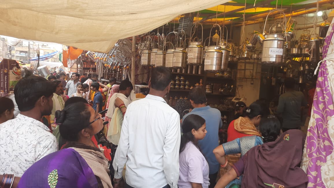 धनतेरस पर बाजारों में लगा जाम, जमकर हुई खरीदारी, करोड़ों का हुआ व्यापार धनतेरस पर बाजारों में लगा जाम, जमकर हुई खरीदारी, करोड़ों का हुआ व्यापार