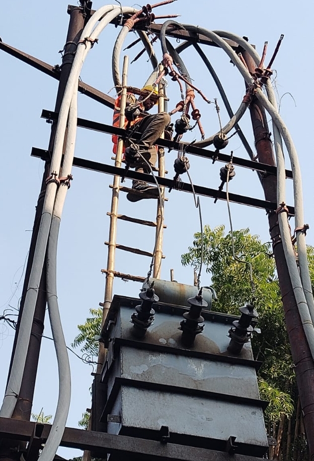 सुबह के वक्त ट्रांसफार्मर ठीक करता विद्युत कर्मचारी सुबह के वक्त ट्रांसफार्मर ठीक करता विद्युत कर्मचारी