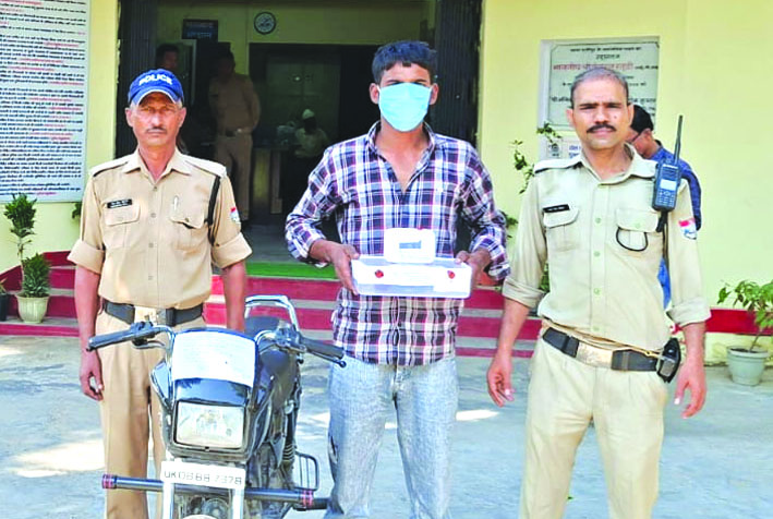पुलिस गिरफ्त में आरोपित पुलिस गिरफ्त में आरोपित